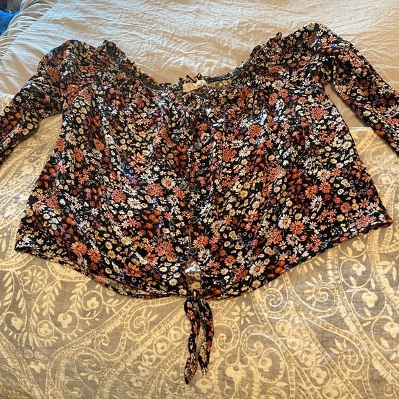 Open shoulder, button up, tie at top and bottom floral peace style shirt. Boho - Picture 3 of 3